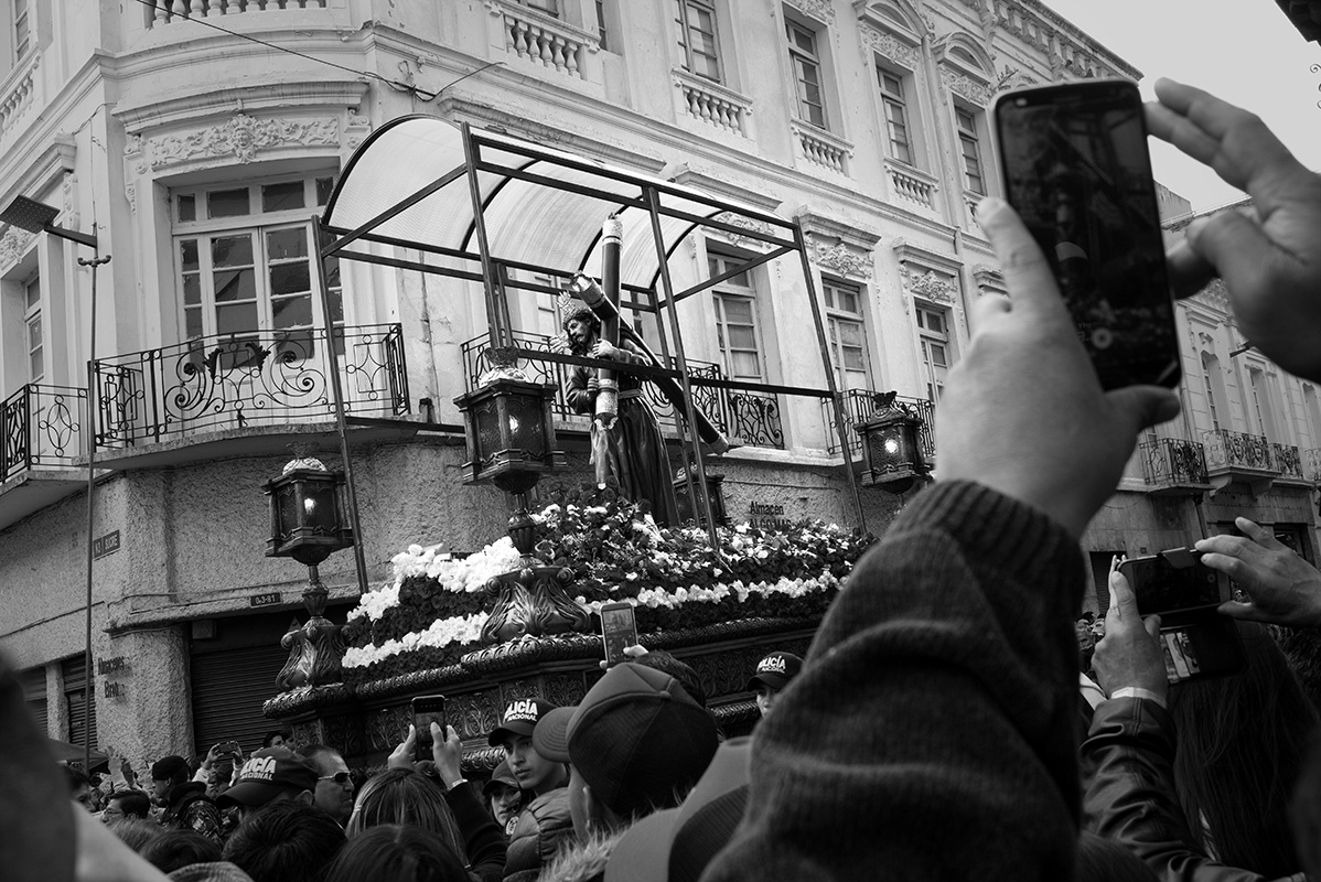 Bystander films Jesus Chris with phone