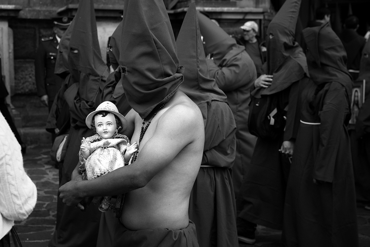 Man mourns dead child with doll