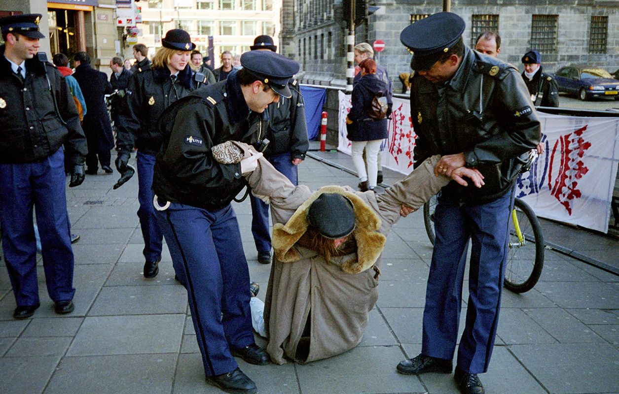 Police are aggressive towards homeless man in Amsterdam