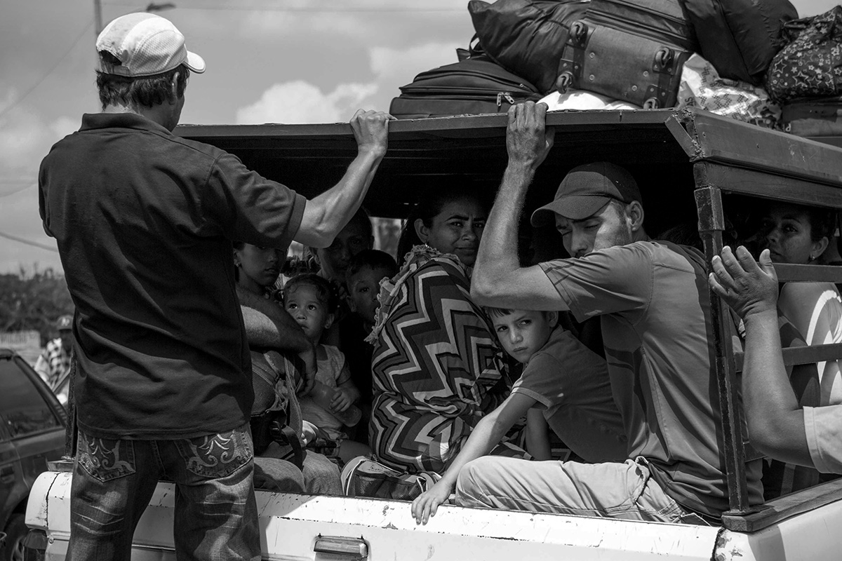 Refugees cram into transport towards poverty