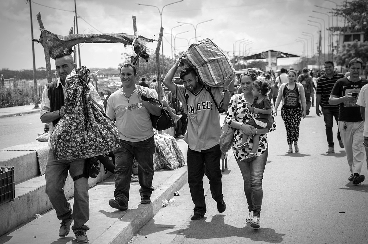 Family arrive in Colombia carrying processions